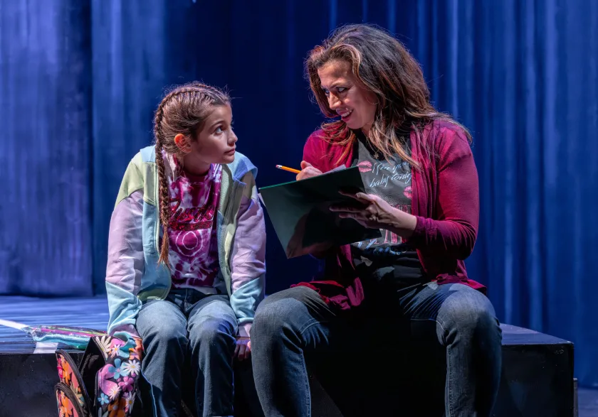 Artistas Teatrales Latinos de Chicago Desafían el Miedo y Llevan la Crisis Migratoria al Escenario Mientras ICE Realiza Redadas