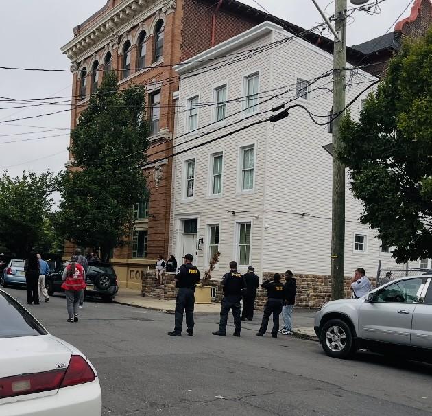 Murphy firma ley para crear ‘zonas seguras’ para bloquear a agentes de ICE — pero rechaza 2 proyectos de ley más