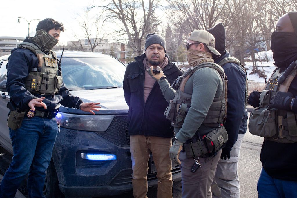 Más Allá de las Fronteras: Cómo la Aplicación de Leyes Migratorias Amenaza la Seguridad de la Vivienda y las Economías Locales